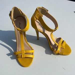 Anne Michelle (Enzo-43) yellow heels size 8